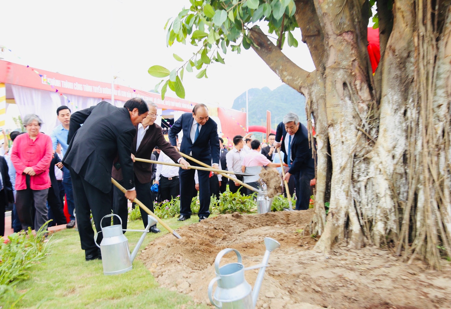 Thủ tướng Nguyễn Xuân Phúc trồng cây lưu niệm tại Khu bảo tồn bãi cọc Cao Quỳ