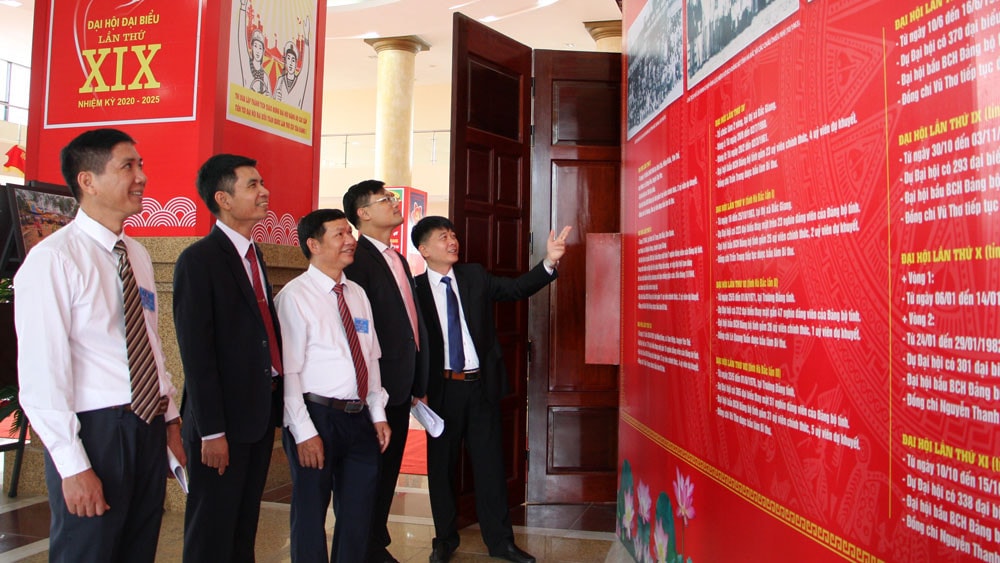 Các đại biểu tham quan gian trưng bày thành tựu KT-XH tại Đại hội.