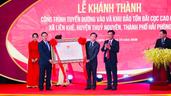 Chủ tịch UBND thành phố Nguyễn Văn Tùng trao bằng xếp hạng Di tích thành phố đối với Di tích khảo cổ - lịch sử Bãi cọc Cao Quỳ