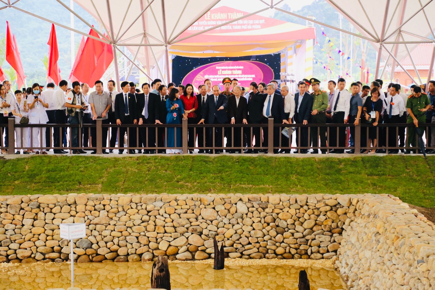 Các đại biểu thăm quan Khu bảo tồn bãi cọc Cao Quỳ