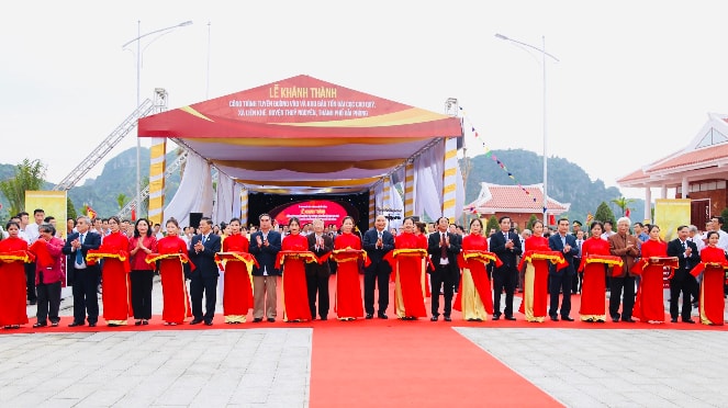 Các đại biểu cắt băng khánh thành công trình Tuyến đường vào và Khu bảo tồn bãi cọc Cao Quỳ