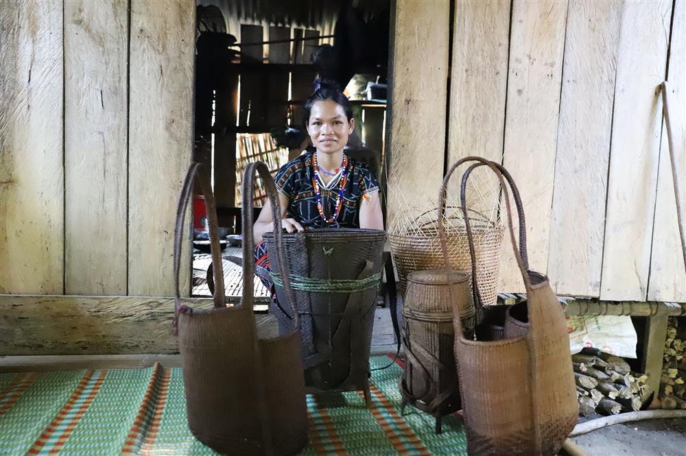 Nhiều sản phẩm đan lát truyền thống của đồng bào Cơ Tu giờ chỉ còn trong tiềm thức
