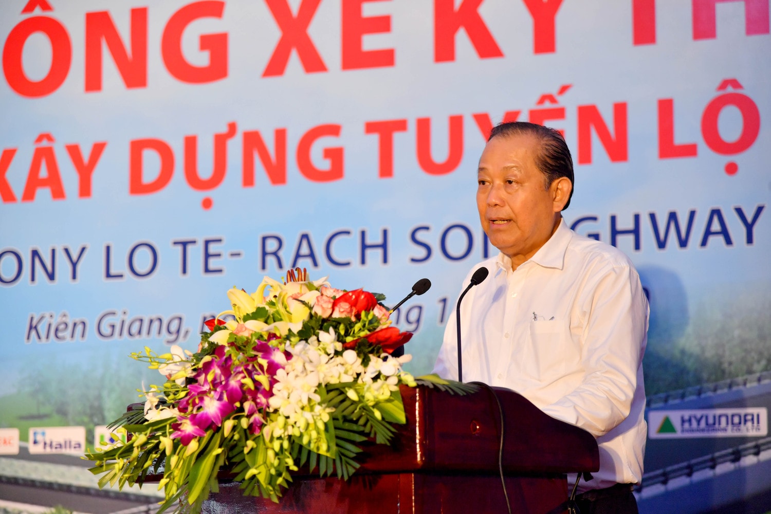 Ủy viên Bộ Chính trị, Phó Thủ tướng Thường trực Chính phủ Trương Hòa Bình phát biểu tại buổi lễ thông xe kỹ thuật tuyến cao tốc Lộ Tẻ - Rạch Sỏi
