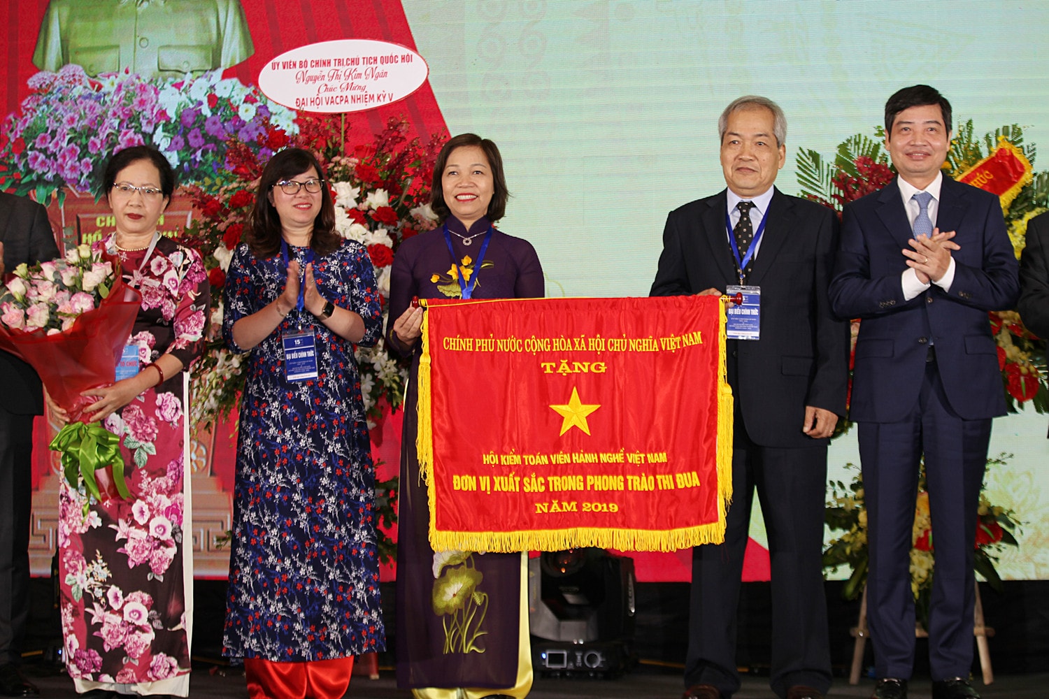 Thứ trưởng Bộ Tài chính Tạ Anh Tuấn trao cờ thi đua của Thủ tướng Chính phủ cho Hội Ảnh: Hồ Long