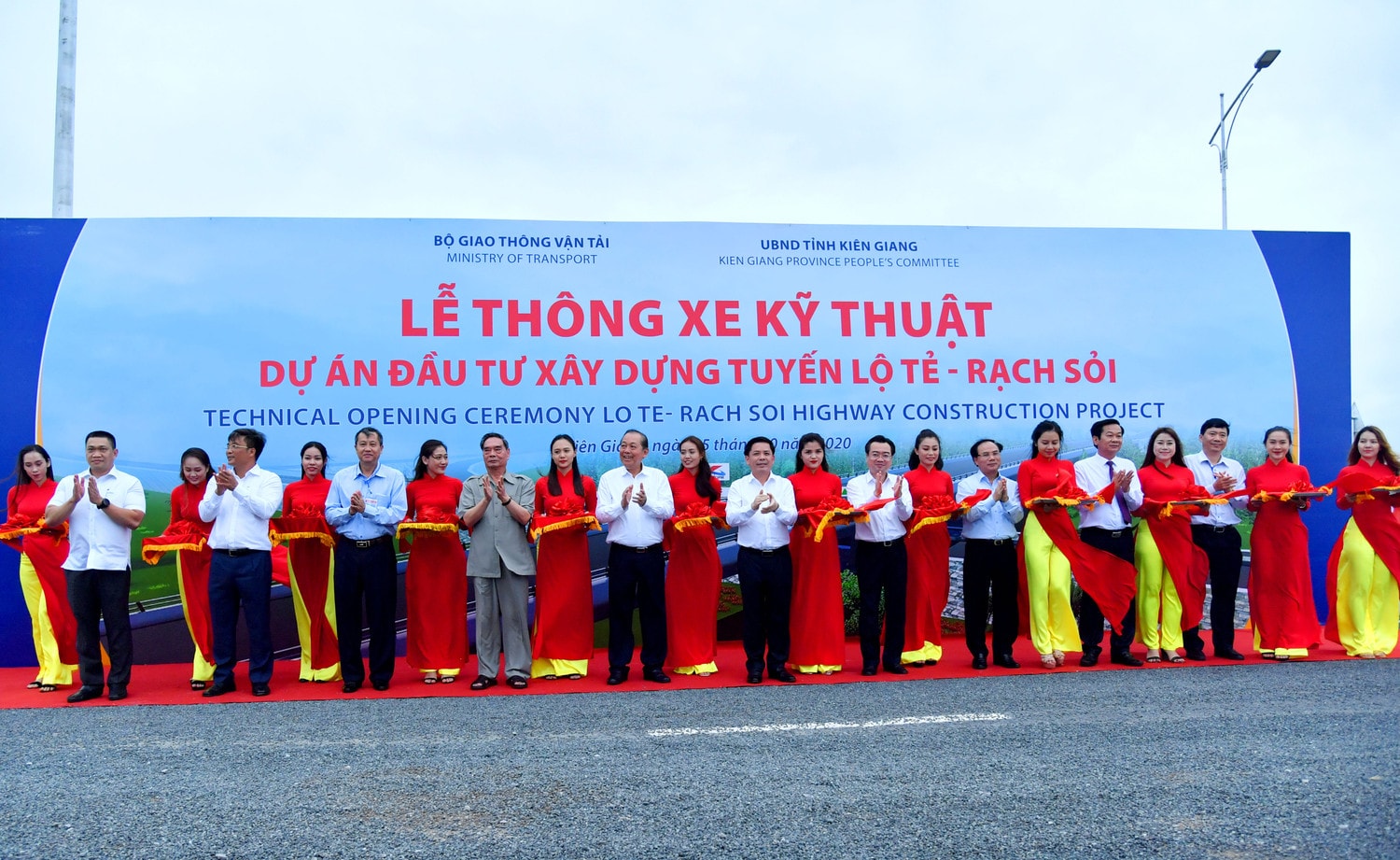 Các đại biểu cắt băng thông xe kỹ thuật tuyến cao tốc Lộ Tẻ - Rạch Sỏi
