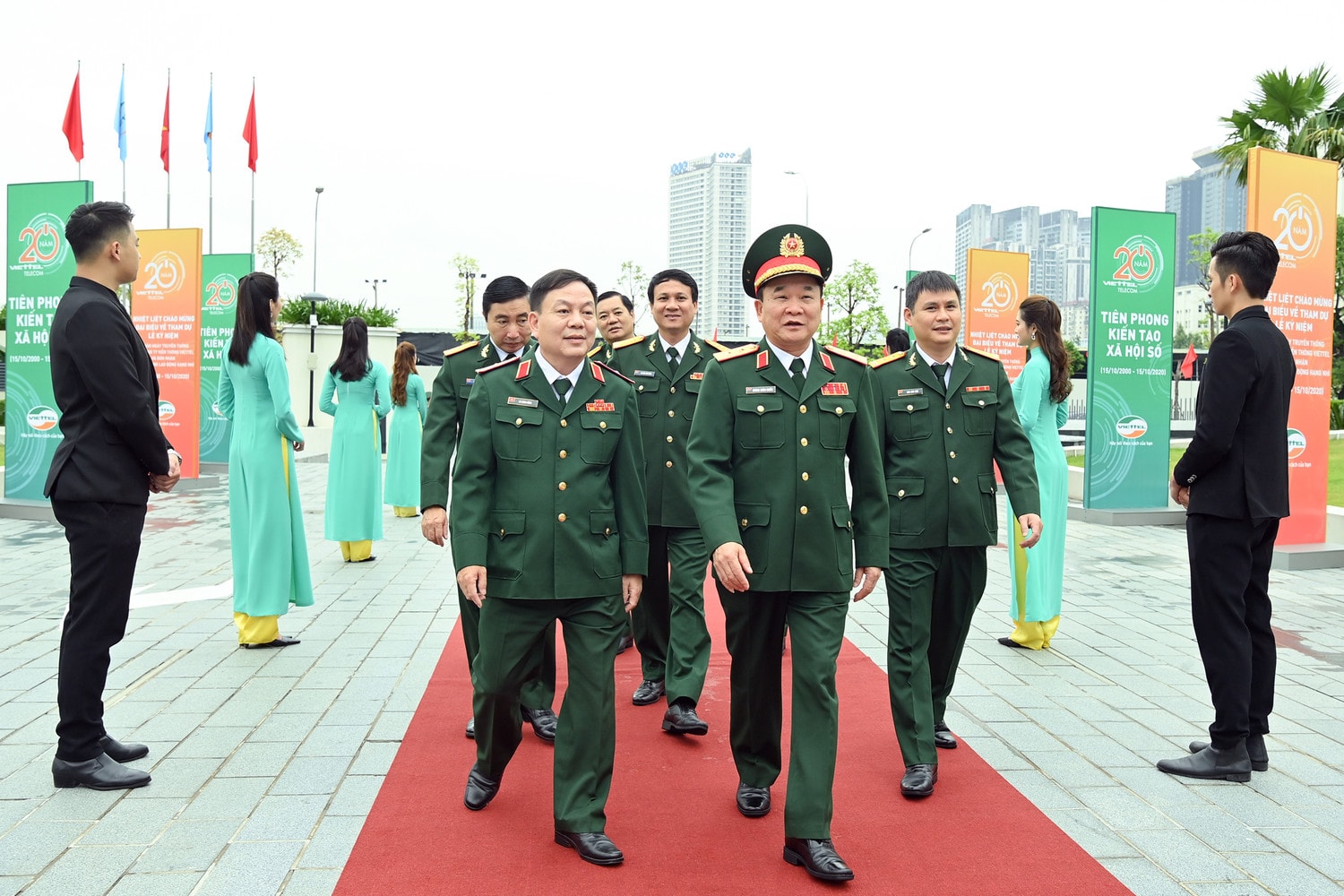 Ủy viên Trung ương Đảng, Ủy viên Quân ủy Trung ương, Thứ trưởng Bộ Quốc phòng Trung tướng Hoàng Xuân Chiến và Thiếu tướng Lê Đăng Dũng Chủ tịch Tập đoàn Viettel tới tham dự Lễ kỷ niệm