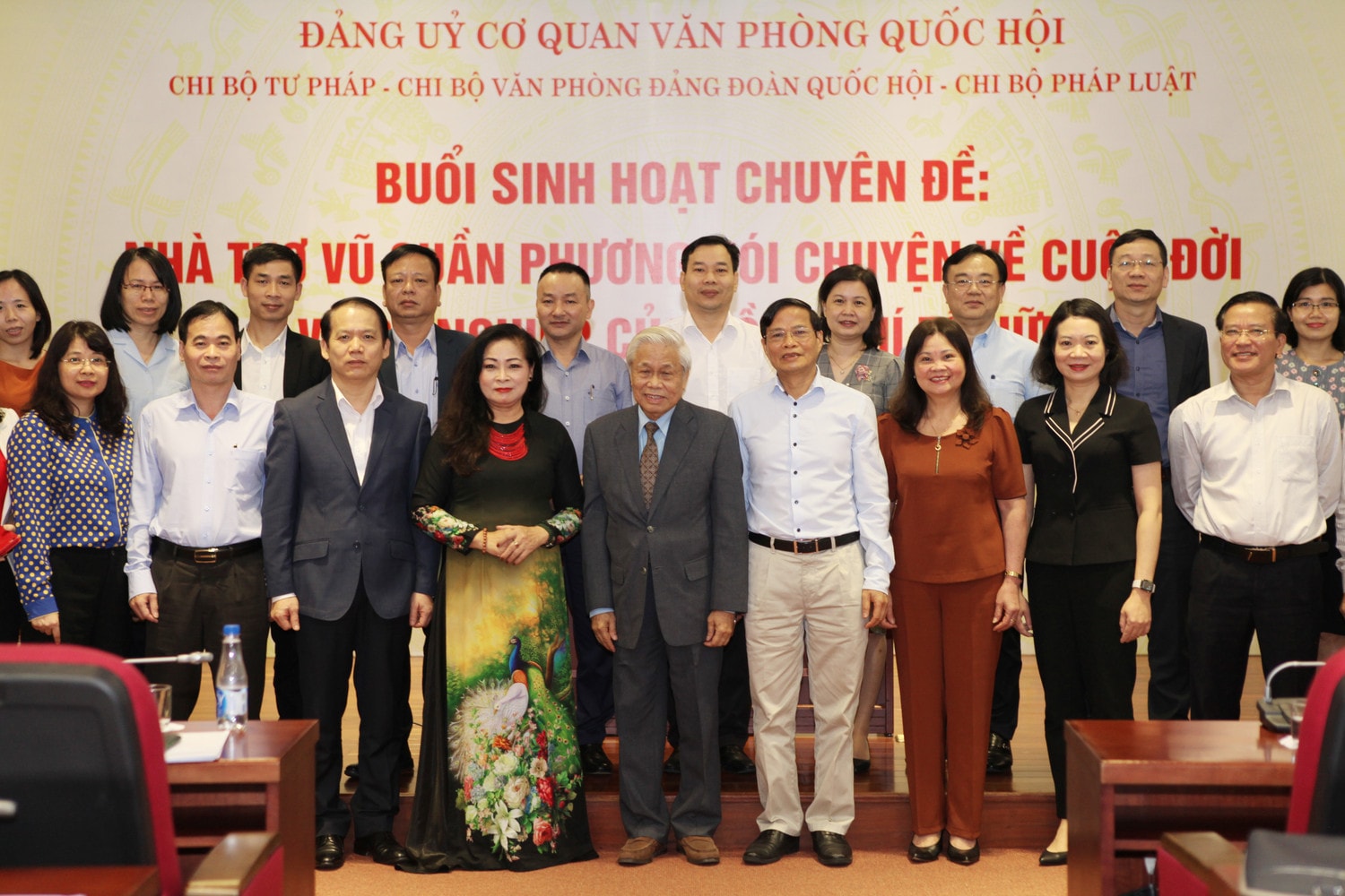 Chủ nhiệm Ủy ban Pháp luật Hoàng Thanh Tùng chụp ảnh kỷ niệm với nhà thơ Vũ Quần Phương và các đại biểu tới dự Chủ nhiệm Ủy ban Pháp luật Hoàng Thanh Tùng chụp ảnh kỷ niệm với nhà thơ Vũ Quần Phương và các đại biểu tới dự