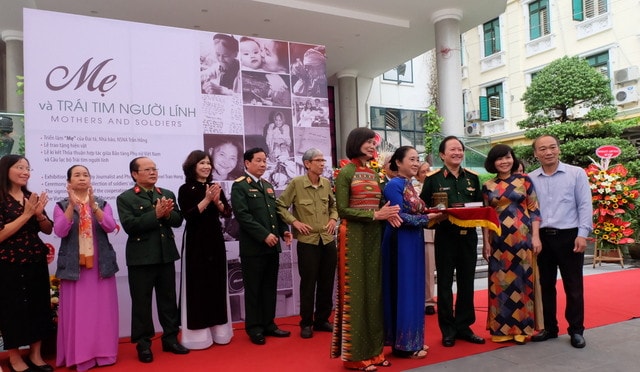 Các hiện vật của những người lính giúp làm dày dặn thêm kho tư liệu về thời kỳ kháng chiến mà Bảo tàng Phụ nữ Việt Nam dày công sưu tầm nhiều năm qua Các hiện vật của những người lính giúp làm dày dặn thêm kho tư liệu về thời kỳ kháng chiến mà Bảo tàng Phụ nữ Việt Nam dày công sưu tầm nhiều năm qua