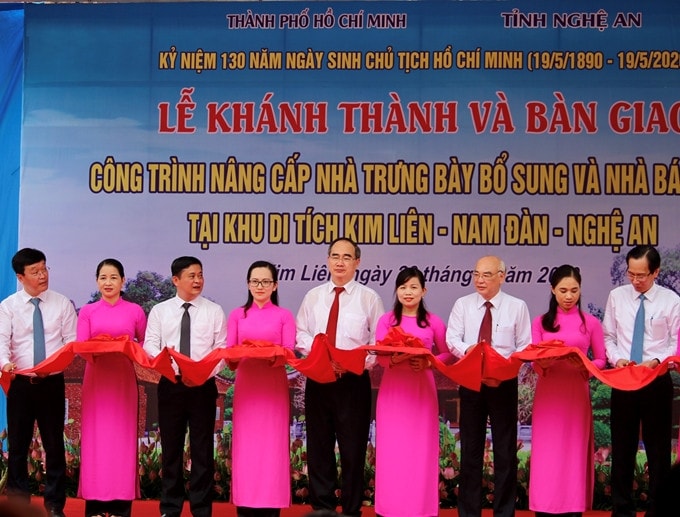 Ủy viên Bộ chính trị, Bí thư thành ủy TP Hồ Chí Minh Nguyễn Thiện Nhân; Ủy viên dự khuyết Trung ương Đảng, Bí thư Tỉnh ủy Nghệ An Thái Thanh Quý và các đại biểu cắt băng khánh thành công trình nâng cấp nhà trưng bày bổ xung và nhà bái đường tại khu di tích Kim Liên, ngày 23.5