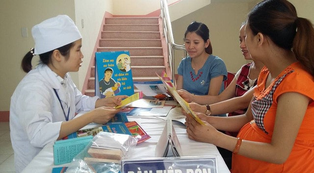 Cán bộ trạm y tế tư vấn sức khỏe cho các phụ nữ mang thai