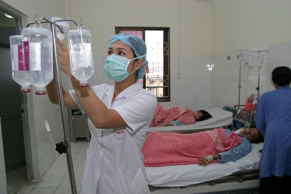 Khi bị sốt, chỉ được truyền dịch khi có chỉ định của bác sĩ và được thực hiện tại cơ sở y tế