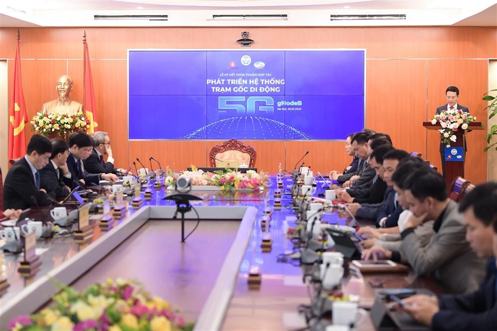 Bộ trường Bộ Thông tin và Truyền thông Nguyễn Mạnh Hùng phát biểu tại lễ ký kết