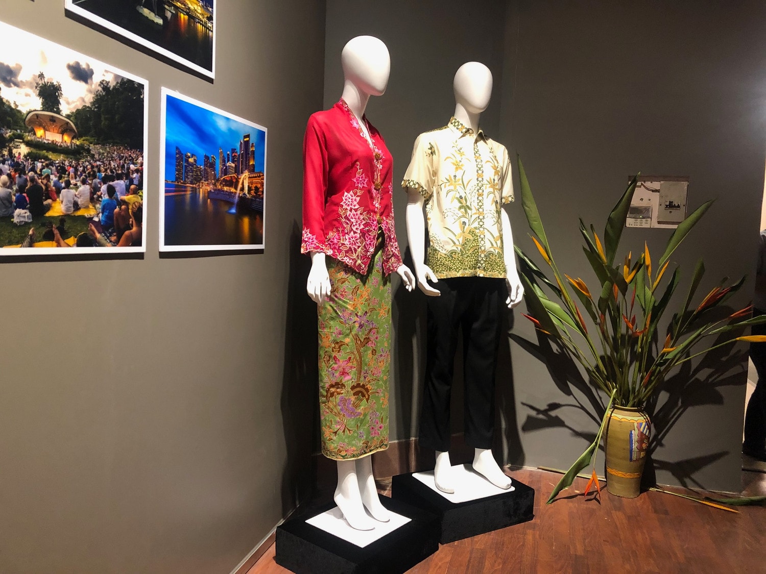 Trang phục truyền thống Singapore với Nonya kebaya - biểu tượng bản sắc mạnh mẽ của cộng đồng Peranakan; và áo sơ mi batik dài tay là một phần quan trọng trong trang phục chính thức của nam giới Singapore