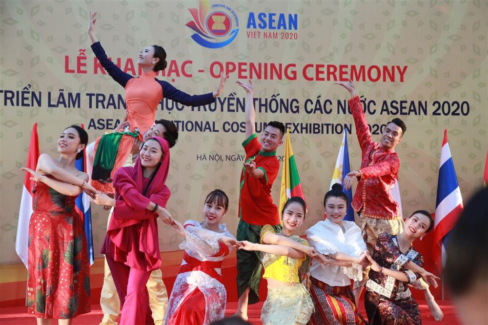 Biểu diễn trang phục truyền thống các nước ASEAN tại lễ khai mạc