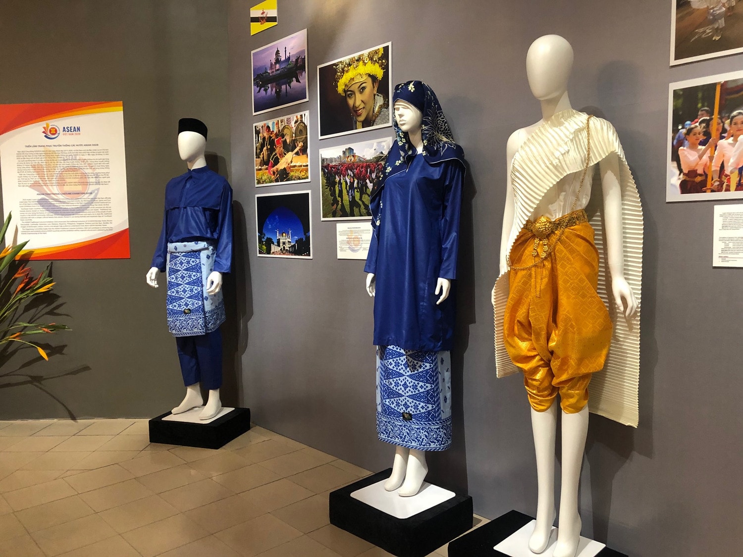 Trang phục truyền thống Campuchia, với Sampot Phamuong Kben và áo sơ mi lụa dài tay, cổ thẳng, không có túi của nam giới; cùng Sampot Phamuong Chong Kben và áo sơ mi lụa cộc tay, cổ thẳng và trang sức của nữ giới