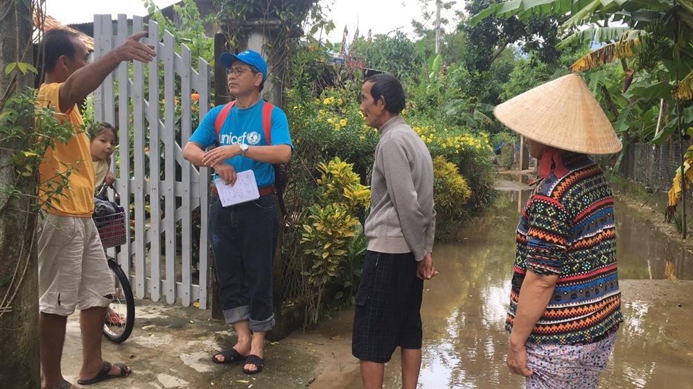 Đại diện UNICEF tại Việt Nam đang thăm hỏi bà, con vùng lũ.