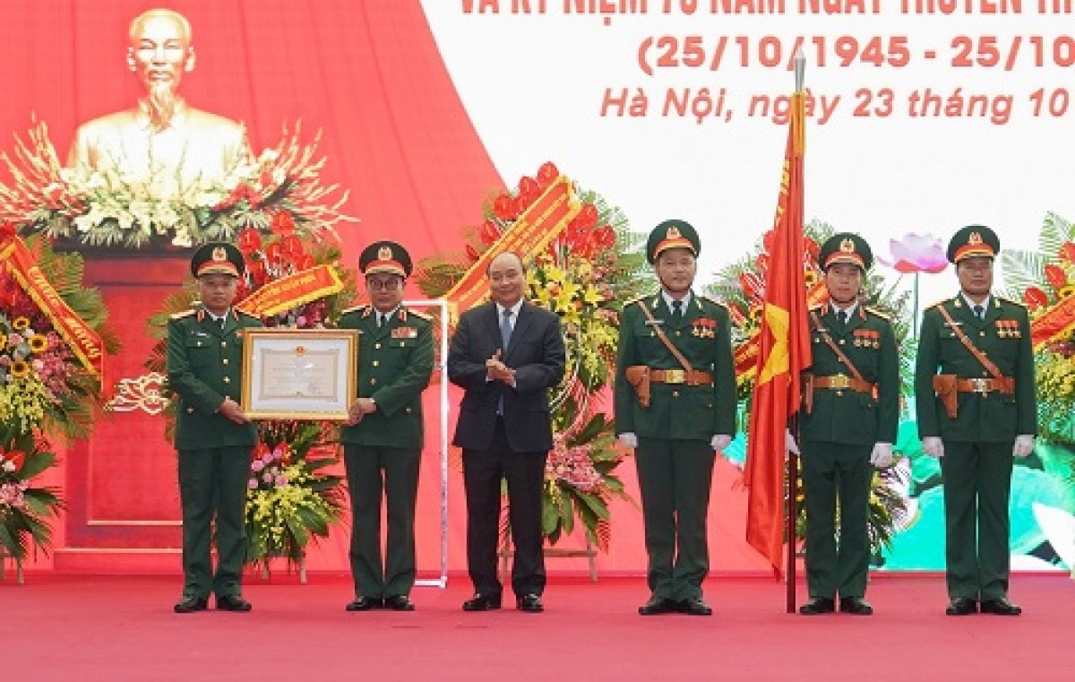 Thủ tướng Nguyễn Xuân Phúc trao Huân chương Bảo vệ Tổ quốc cho lãnh đạo Tổng cục II