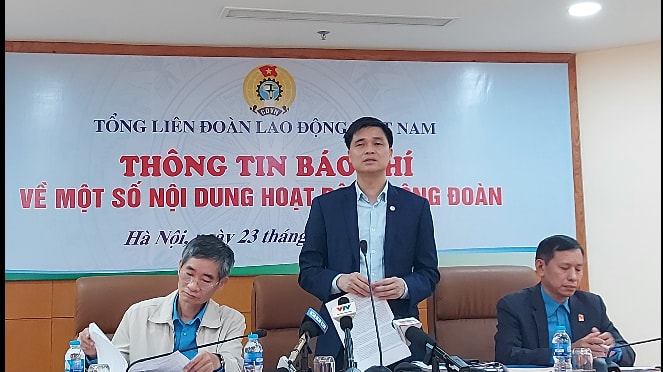 Phó Chủ tịch Tổng Liên đoàn Lao động Việt Nam Ngọ Duy Hiểu phát biểu tại buổi họp báo