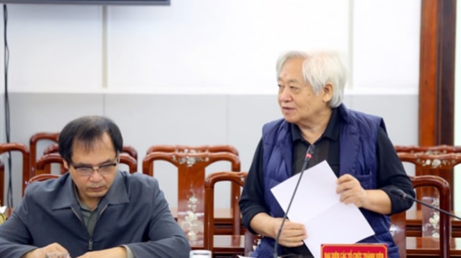GS Phạm Tất Dong, Phó Chủ tịch - Tổng Thư ký Hội Khuyến học Việt Nam phát biểu tại Hội nghị. Ảnh: Quang Vinh