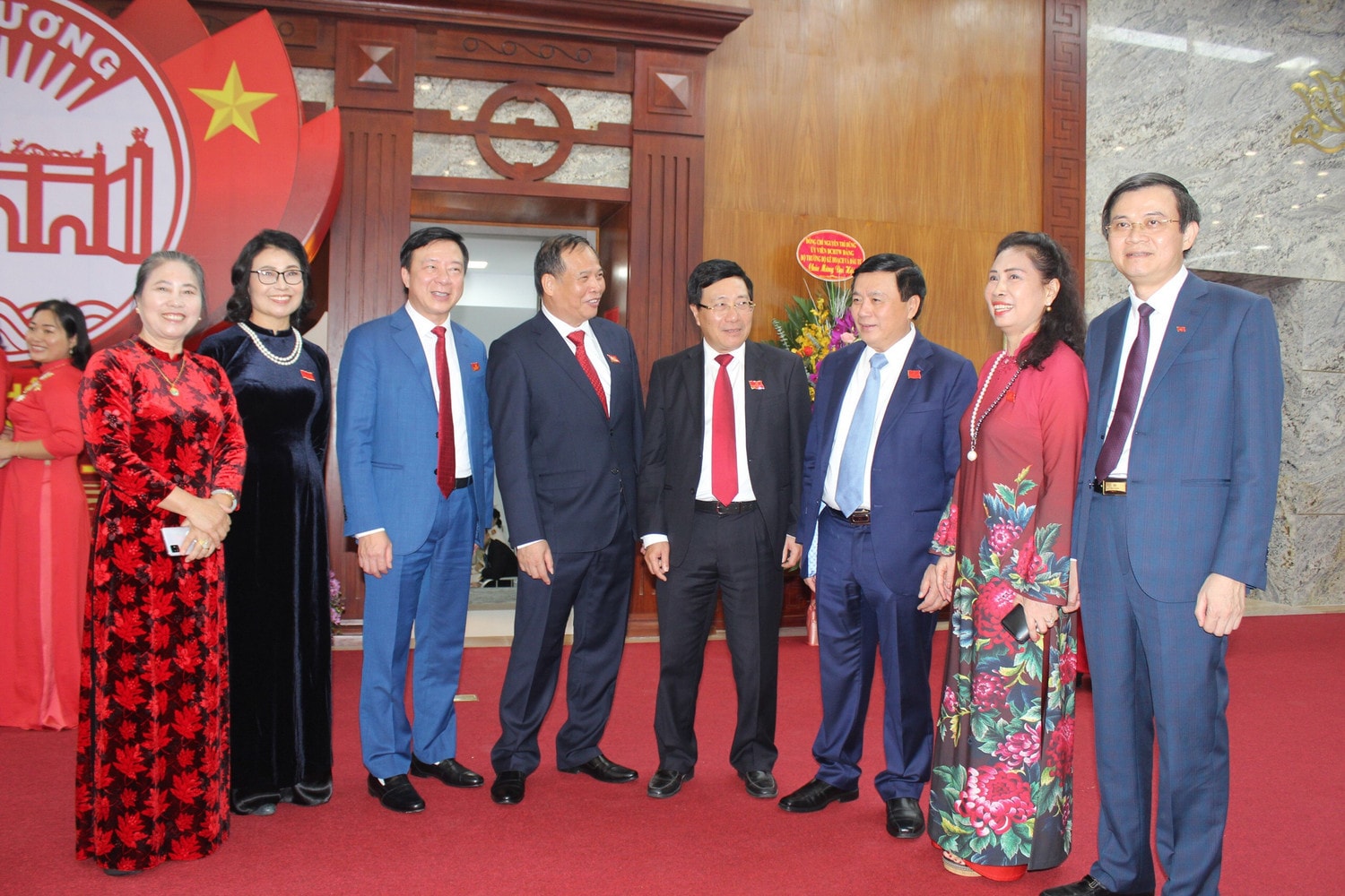 Các đại biểu trao đổi bên hành lang Đại hội