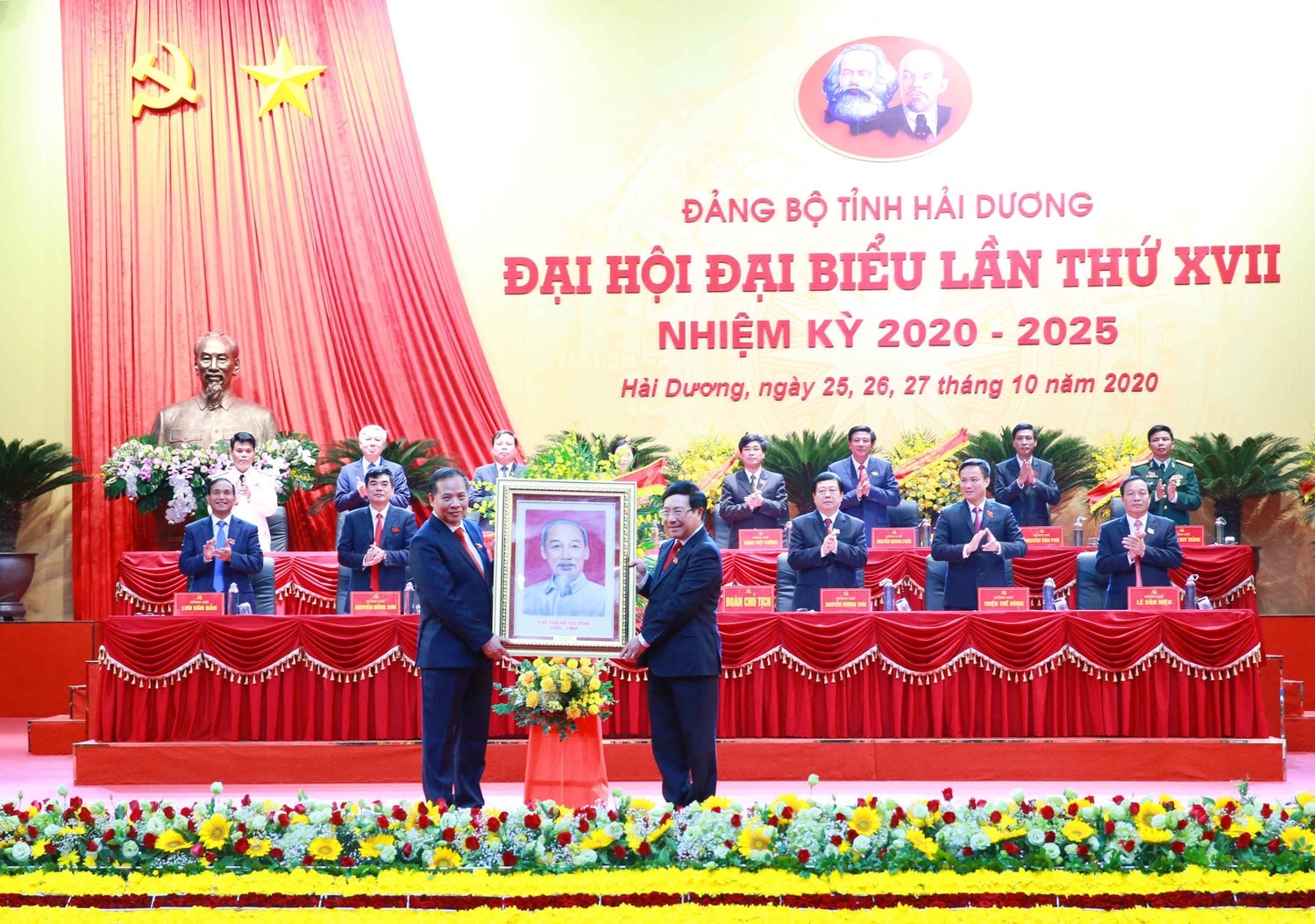 Ủy viên Bộ Chính trị, Phó Thủ tướng Chính phủ, Bộ trưởng Ngoại giao Phạm Bình Minh tặng bức tranh chân dung Chủ tịch Hồ Chí Minh và lẵng hoa chúc mừng Đại hội Đảng bộ tỉnh Hải Dương
