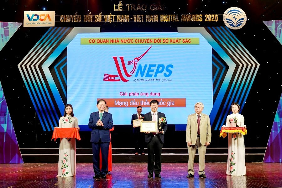 Đại diện Cục Quản lý đấu thầu nhận giải thưởng Chuyển đổi số Việt Nam 2020