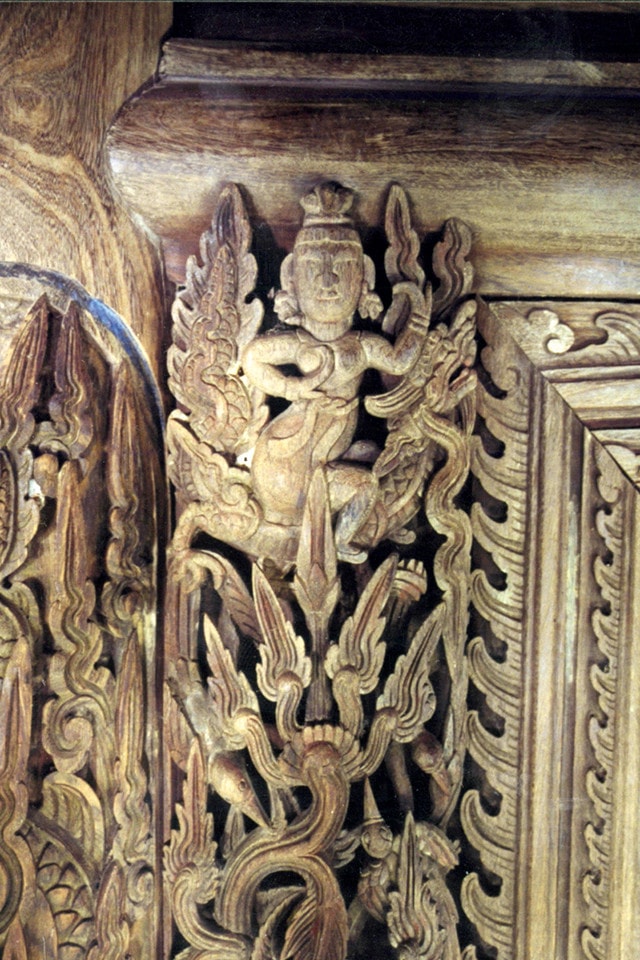 Tiên cưỡi rồng, chạm khắc đình Cao Đài (Nam Định) thế kỷ XVII Ảnh: Trần Hậu Yên Thế