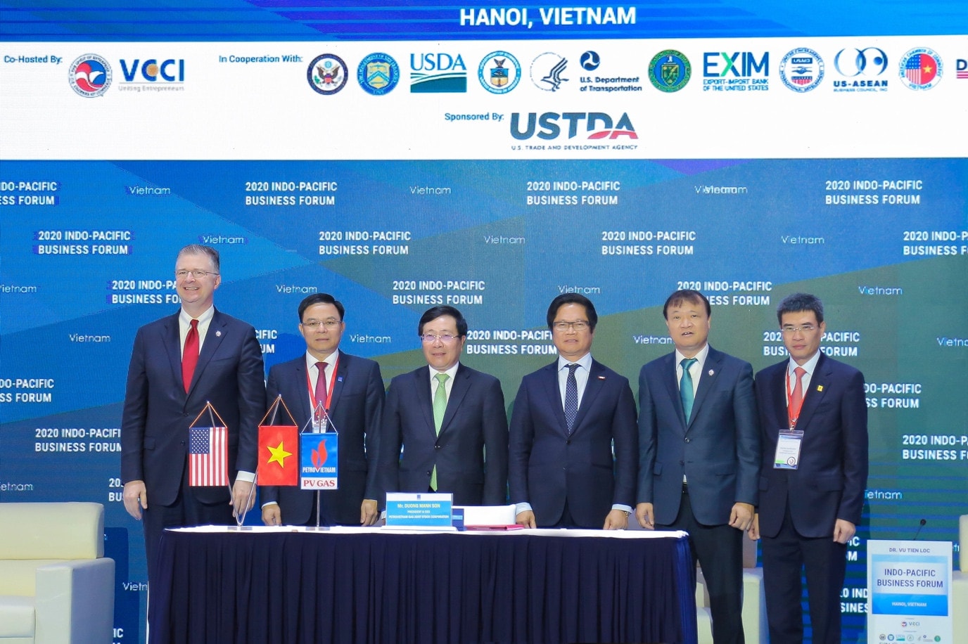 Lãnh đạo Chính phủ, Bộ Ngoại giao Hoa Kỳ, Bộ Công thương, Petrovietnam, PV GAS chụp ảnh lưu niệm tại Lễ ký
