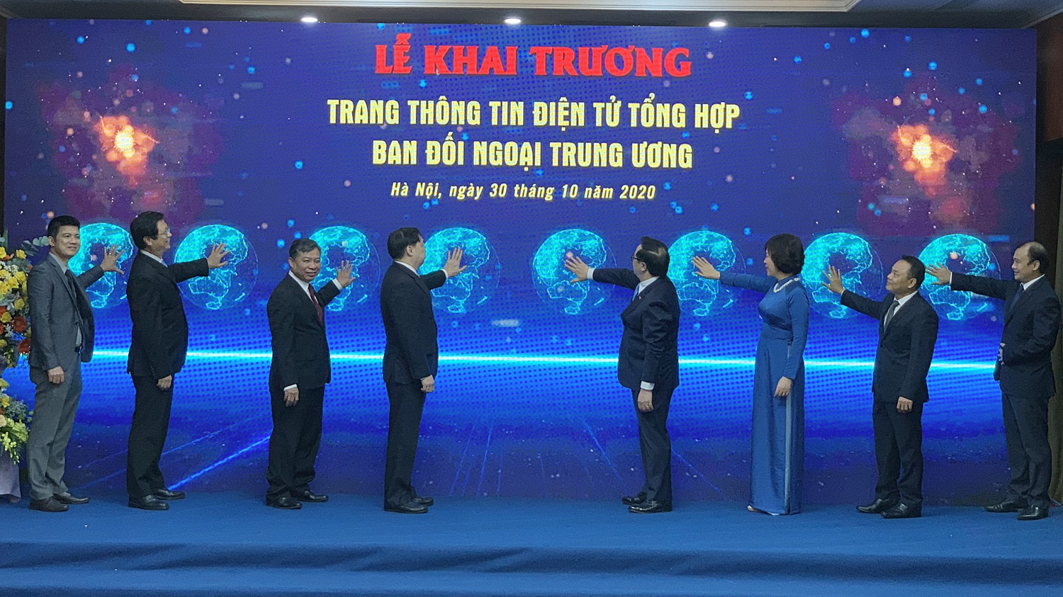 Lãnh đạo Ban Đối ngoại Trung ương và các đại biểu bấm nút khai trương Trang tin điện tử Ban Đối ngoại Trung ương Đảng