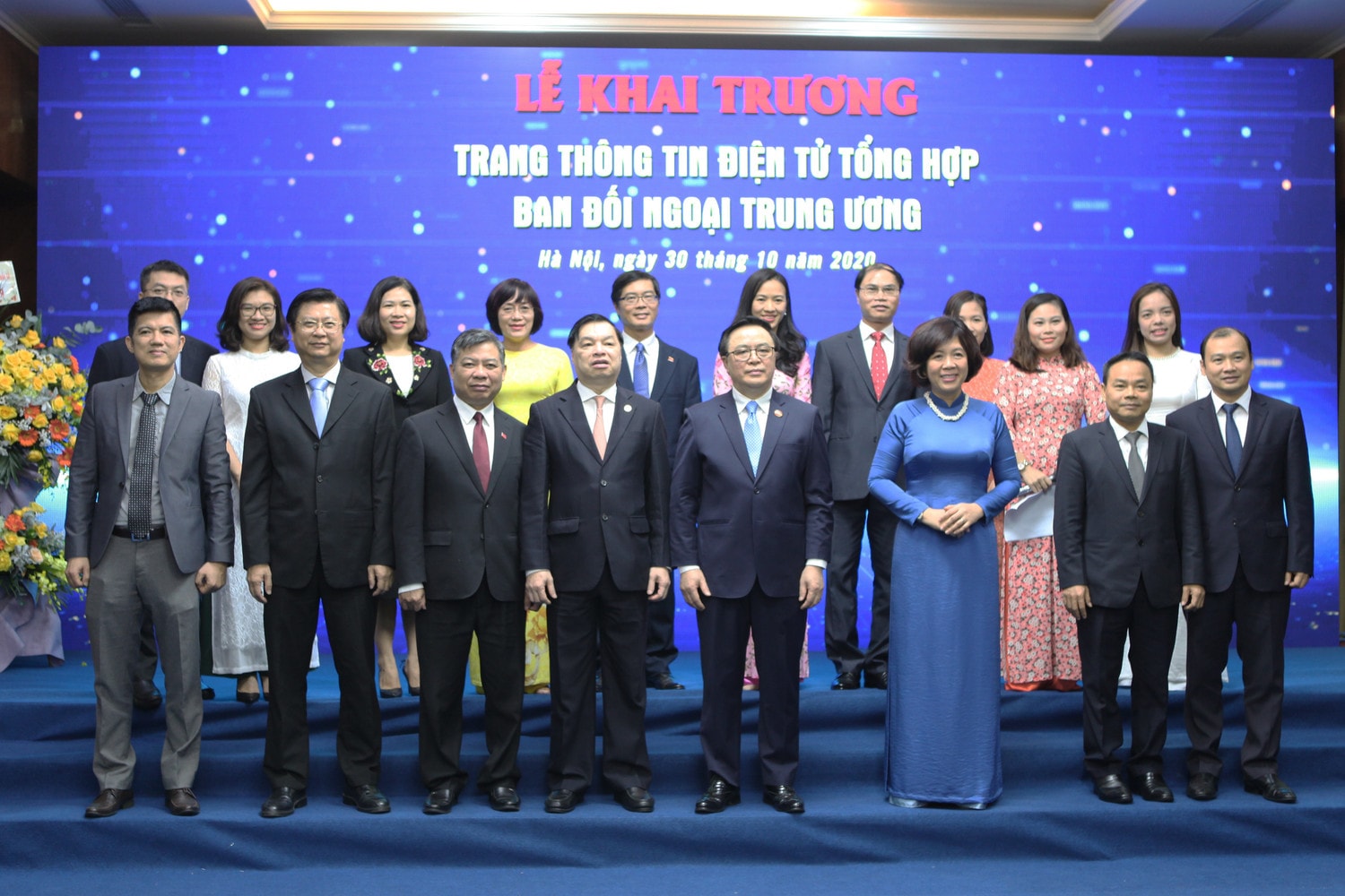 Các đại biểu chụp ảnh lưu niệm