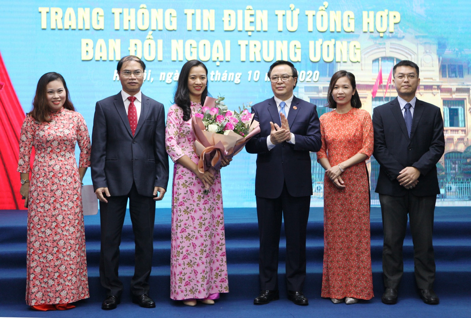 Trưởng Ban Đối ngoại Trung ương Hoàng Bình Quân tặng hoa Ban Biên tập