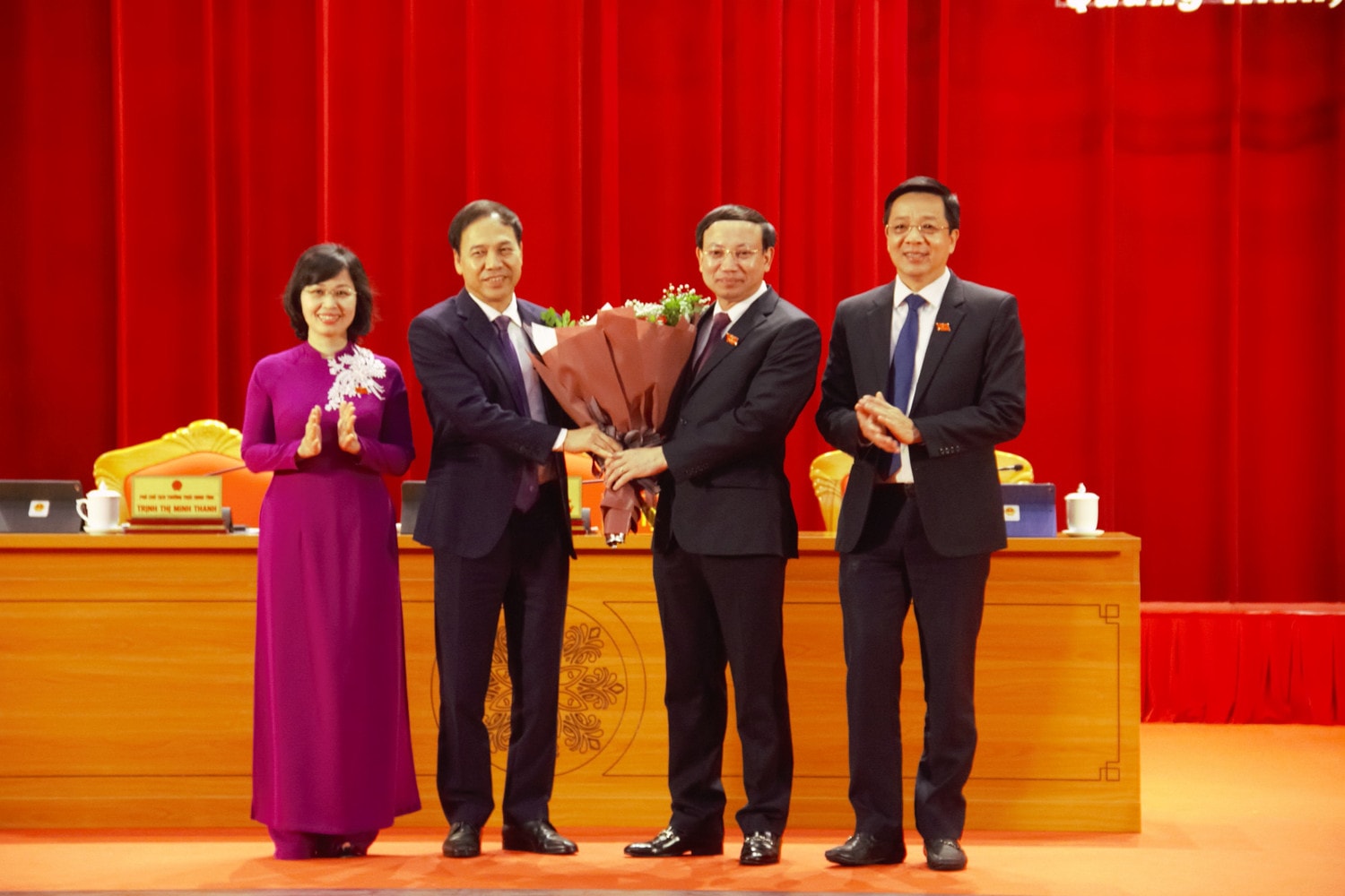 Tập thể lãnh đạo HĐND tỉnh tặng hoa chia tay nguyên Phó Chủ tịch Thường trực UBND tỉnh Đặng Huy Hậu Ảnh: Mạnh Tuân