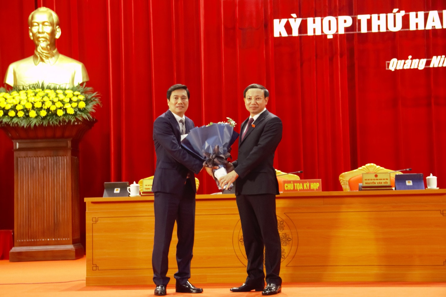 Bí thư Tỉnh ủy, Chủ tịch HĐND tỉnh Nguyễn Xuân Ký tặng hoa chúc mừng tân Chủ tịch UBND tỉnh Nguyễn Tường Văn Ảnh: Mạnh Tuân