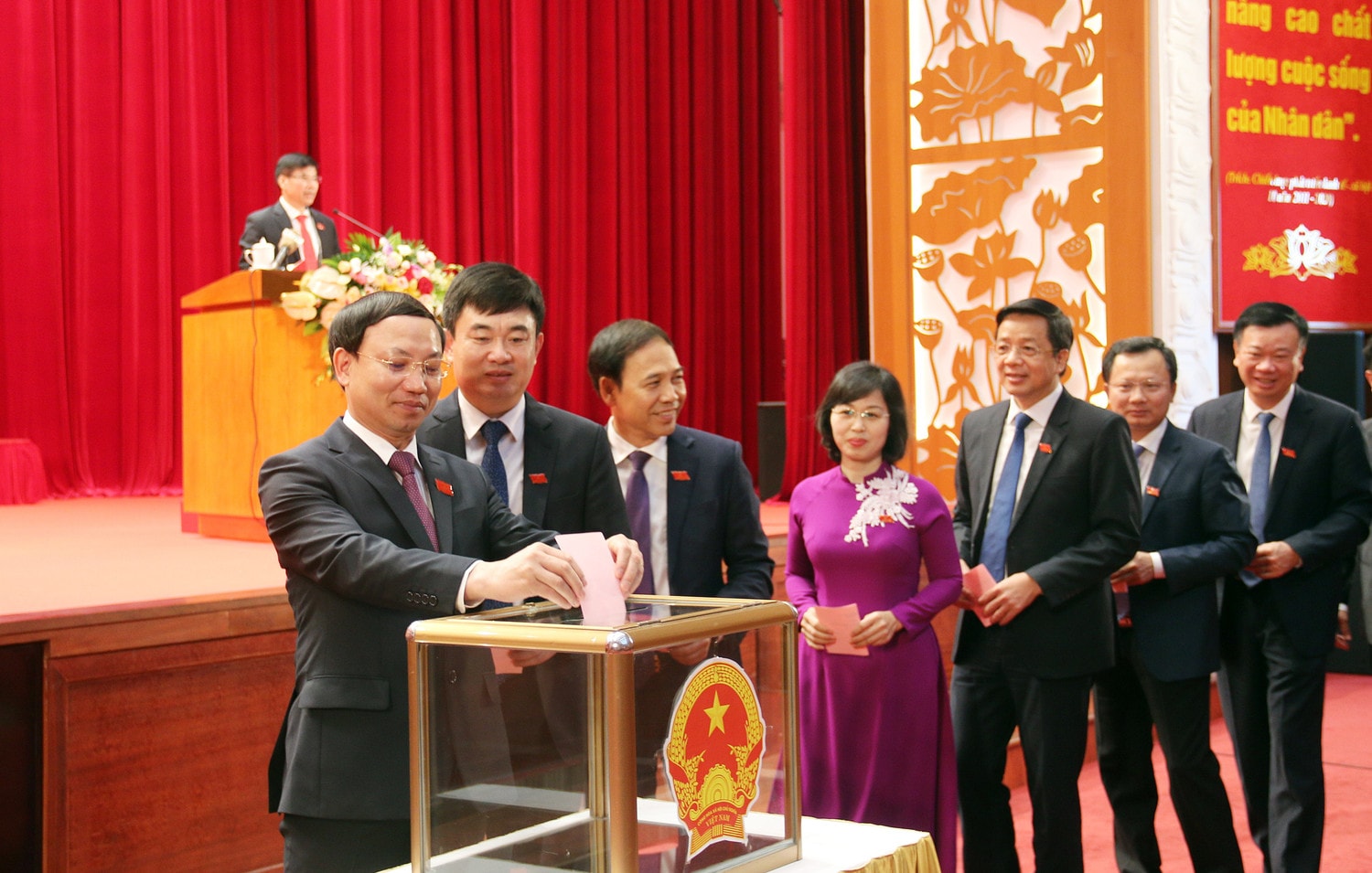 Đại biểu HĐND tỉnh bỏ phiếu bầu Chủ tịch UBND tỉnh Ảnh: Mạnh Tuân Đại biểu HĐND tỉnh bỏ phiếu bầu Chủ tịch UBND tỉnh Ảnh: Mạnh Tuân