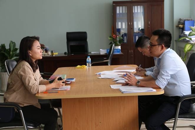 Tổ Công tác rà soát, khai thác đối tượng tham gia BHXH, BHYT, BHTN làm việc với đại diện doanh nghiệp.