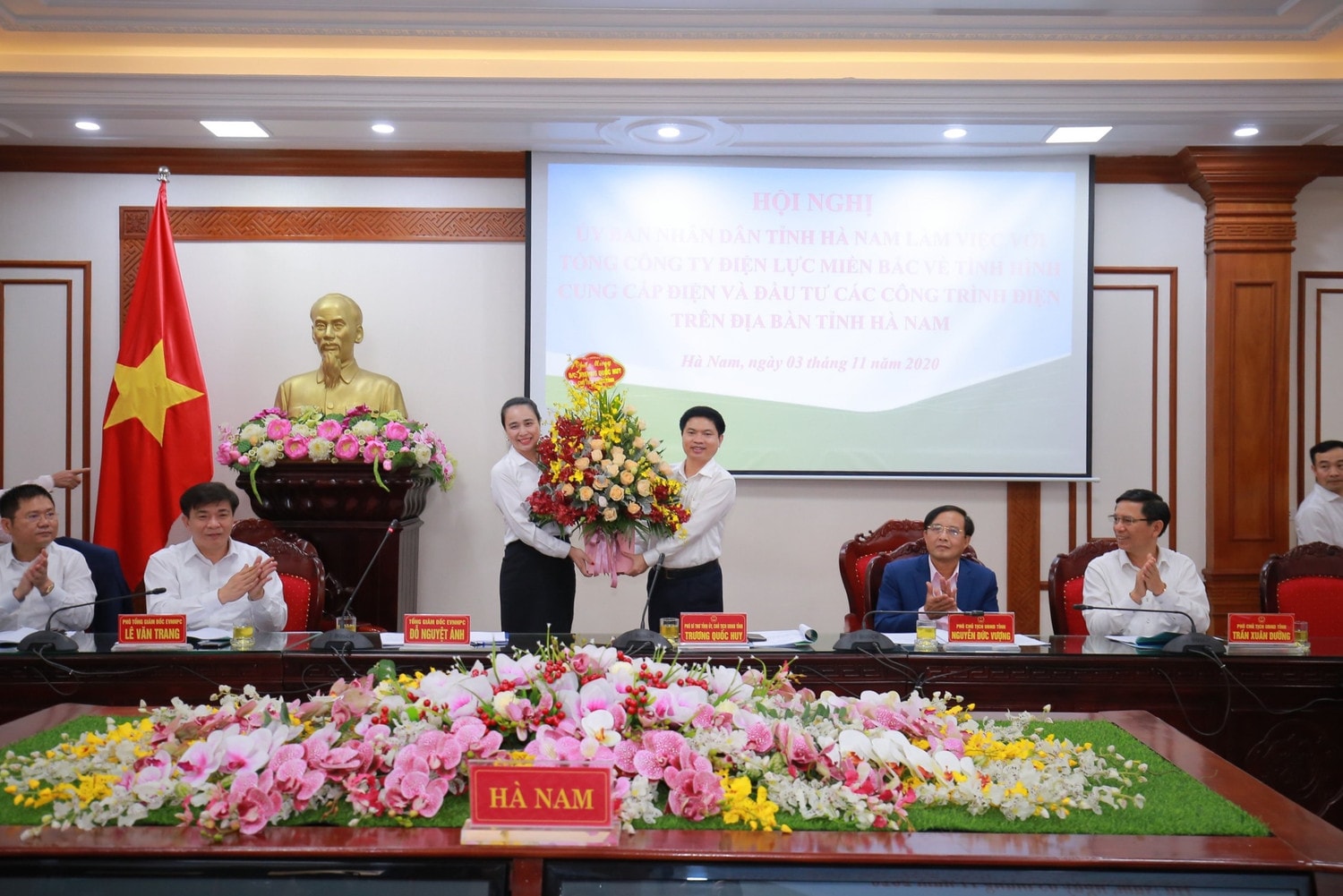 Bà Đỗ Nguyệt Ánh – Thành viên HĐTV, Tổng giám đốc EVNNPC tặng hoa chúc mừng tân Chủ tịch UBND tỉnh Hà Nam ông Trương Quốc Huy Bà Đỗ Nguyệt Ánh – Thành viên HĐTV, Tổng giám đốc EVNNPC tặng hoa chúc mừng tân Chủ tịch UBND tỉnh Hà Nam ông Trương Quốc Huy
