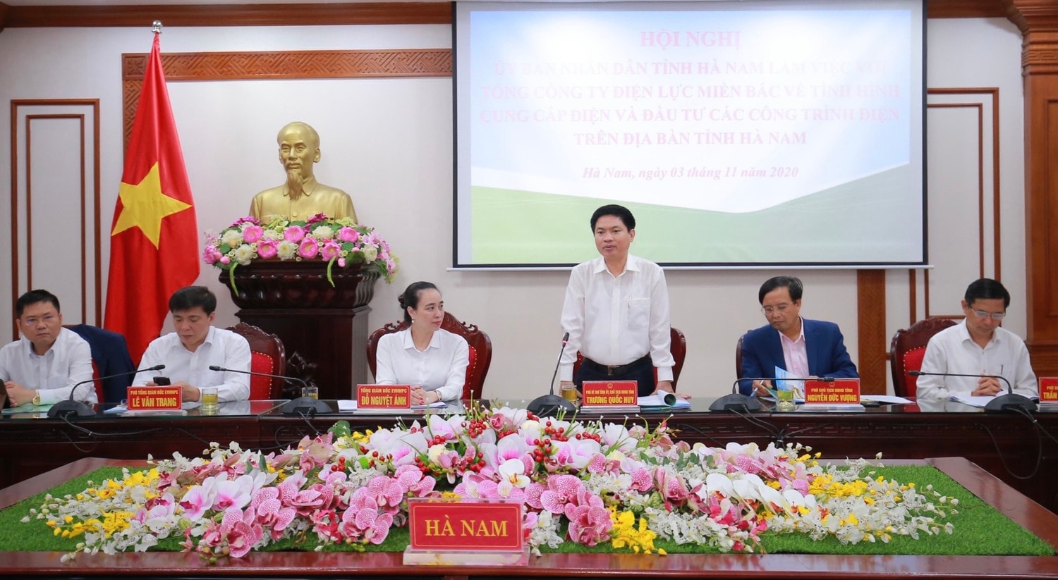 Ông Trương Quốc Huy, Chủ tịch UBND tỉnh Hà Nam cam kết tạo điều kiện cho ngành Điện kinh doanh và hoàn thành sứ mệnh của mình