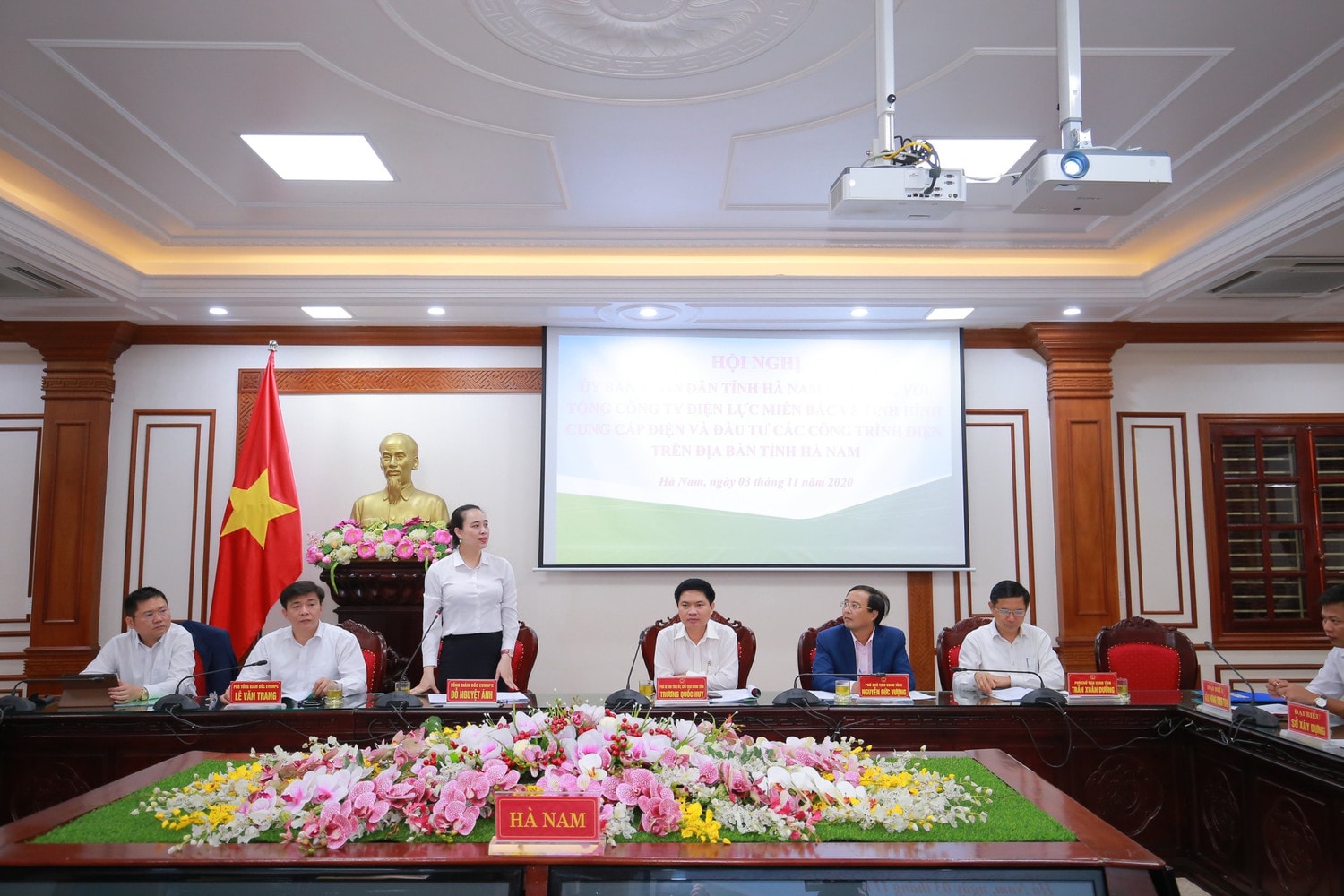 Bà Đỗ Nguyệt Ánh – Thành viên HĐTV, Tổng giám đốc EVNNPC phát biểu Bà Đỗ Nguyệt Ánh – Thành viên HĐTV, Tổng giám đốc EVNNPC phát biểu