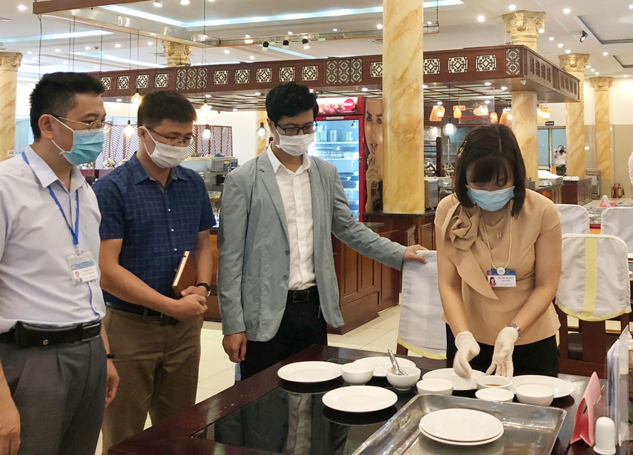 Kiểm tra liên ngành an toàn thực phẩm tại một nhà hàng 