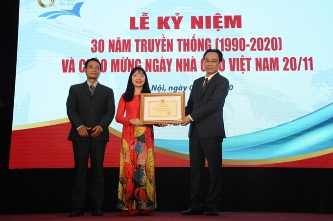 Thứ trưởng Bộ Giáo dục và Đào tạo Hoàng Minh Sơn trao Bằng khen của Bộ trưởng Bộ Giáo dục và Đào tạo cho Viện Đào tạo báo chí và truyền thông