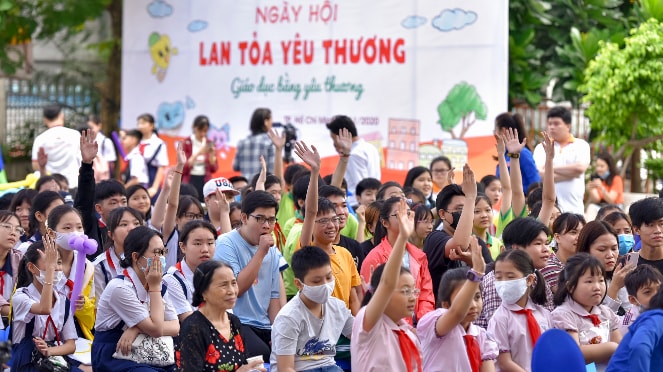 Các em hăng hái tham gia các hoạt động tại ngày hội