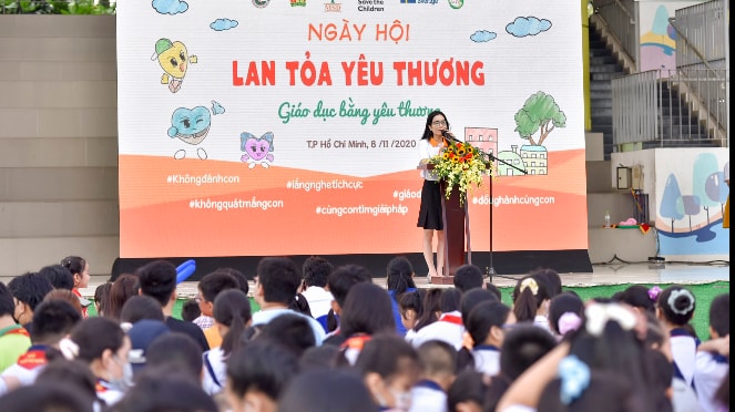 Bà Trần Vân Anh, Giám đốc Viện Nghiên cứu Quản lý và Phát triển bền vững phát biểu tại ngày hội