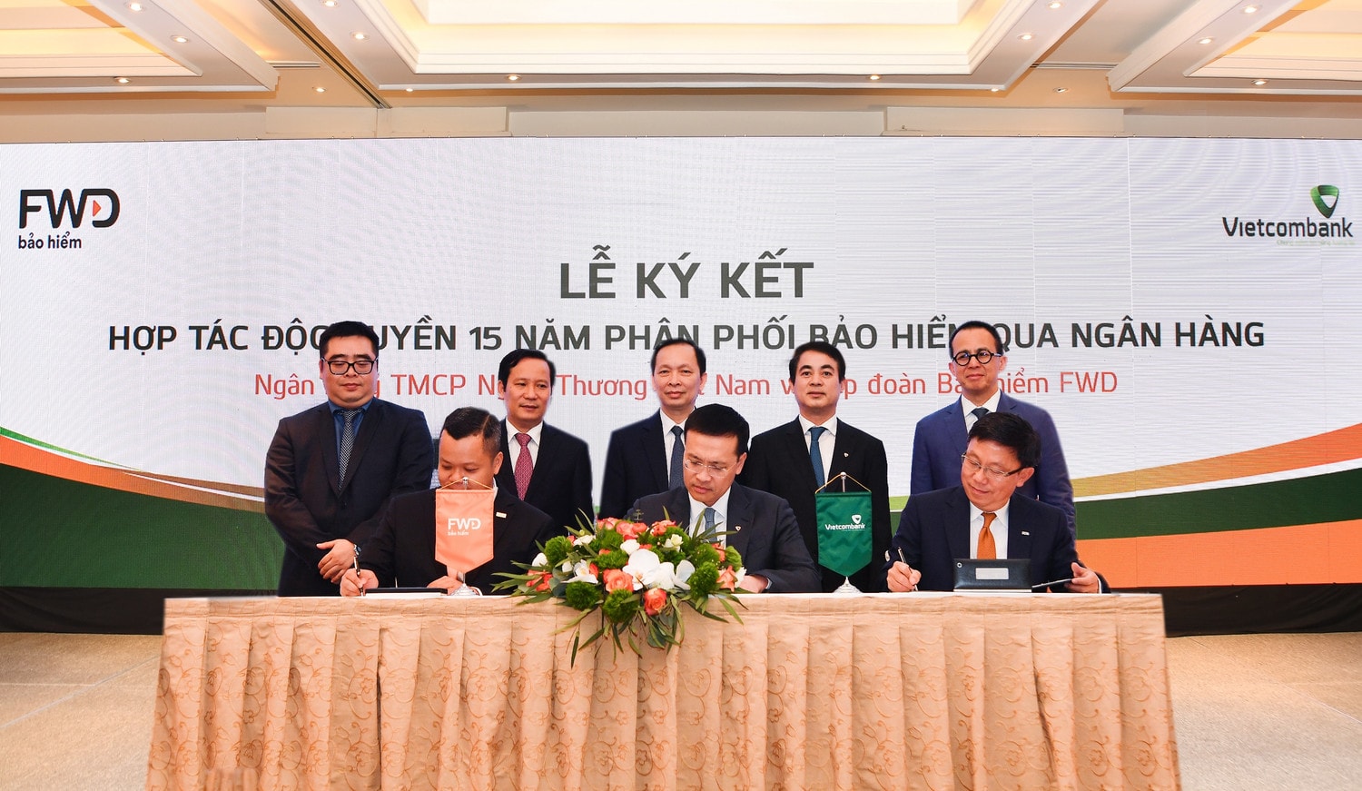 	Vietcombank ký thỏa thuận hợp tác độc quyền 15 năm phân phối bảo hiểm có giá trị lớn nhất trong lịch sử ngành ngân hàng Việt Nam với tập đoàn FWD