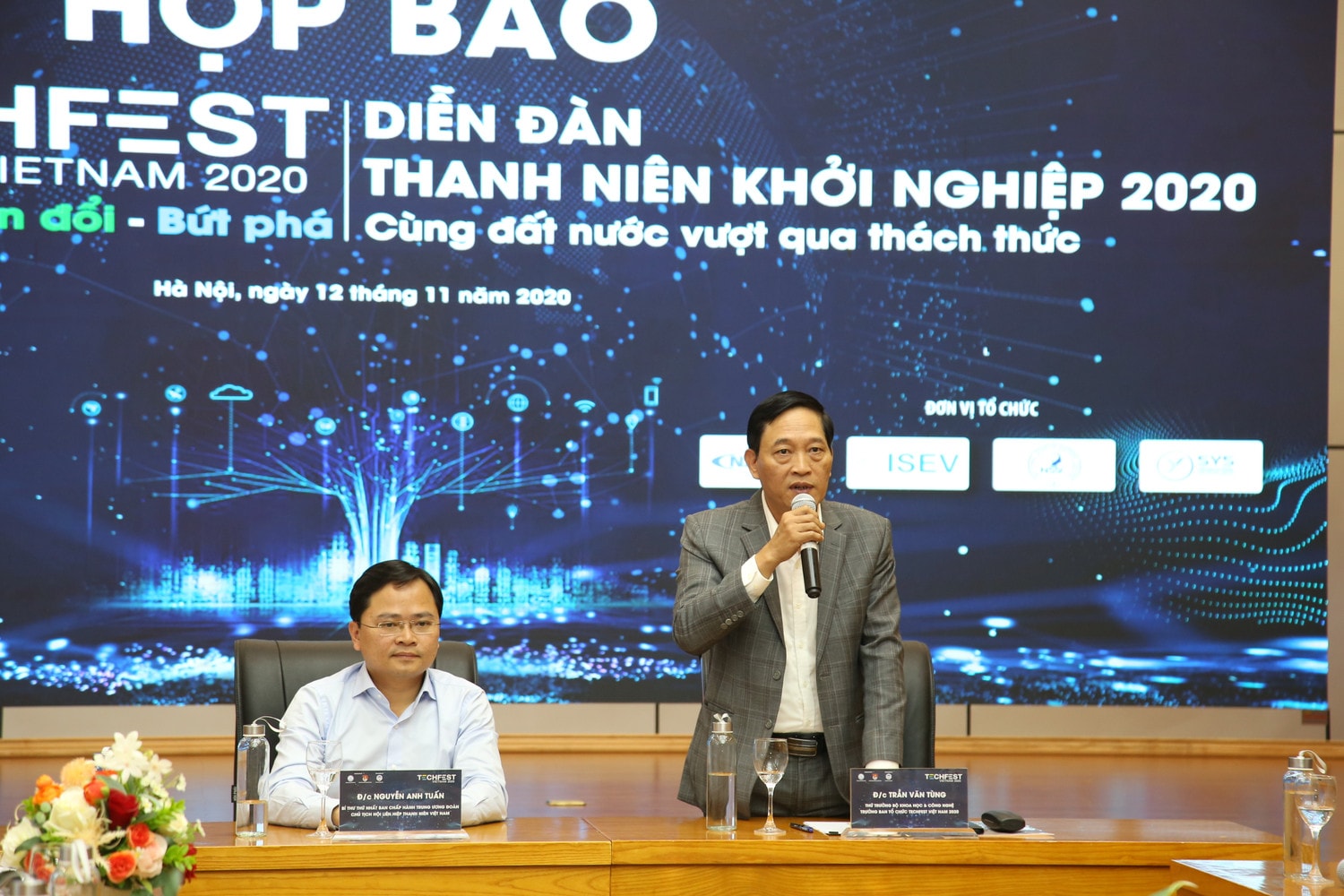 Thứ trưởng Bộ Khoa học và Công nghệ Trần Văn Tùng phát biểu tại họp báo Thứ trưởng Bộ KH và CN Trần Văn Tùng phát biểu tại họp báo
