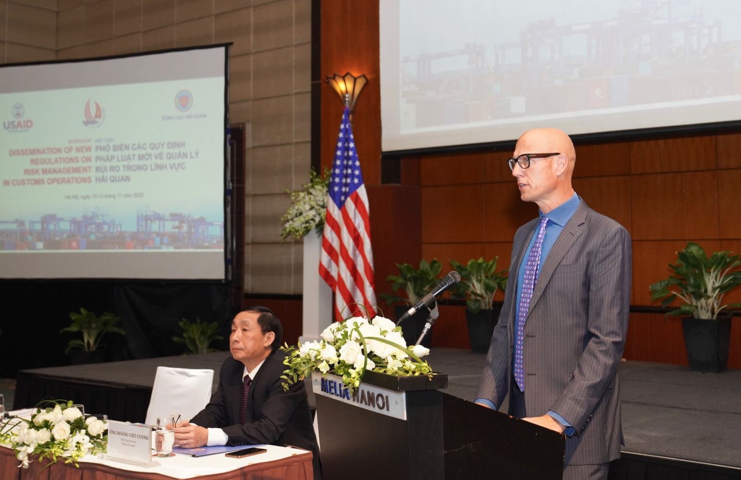 Phó Giám đốc USAID Vietnam Bradley Bessire phát biểu tại hội thảo.