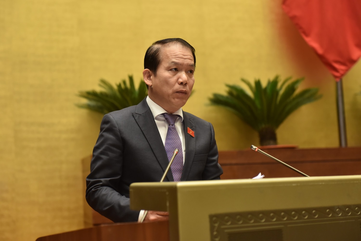 Chủ nhiệm Ủy ban Pháp luật Hoàng Thanh Tùng trình bày Báo cáo giải trình, tiếp thu, chỉnh lý dự thảo Luật sửa đổi, bổ sung một số điều của Luật Xử lý vi phạm hành chính Ảnh: Quang Khánh