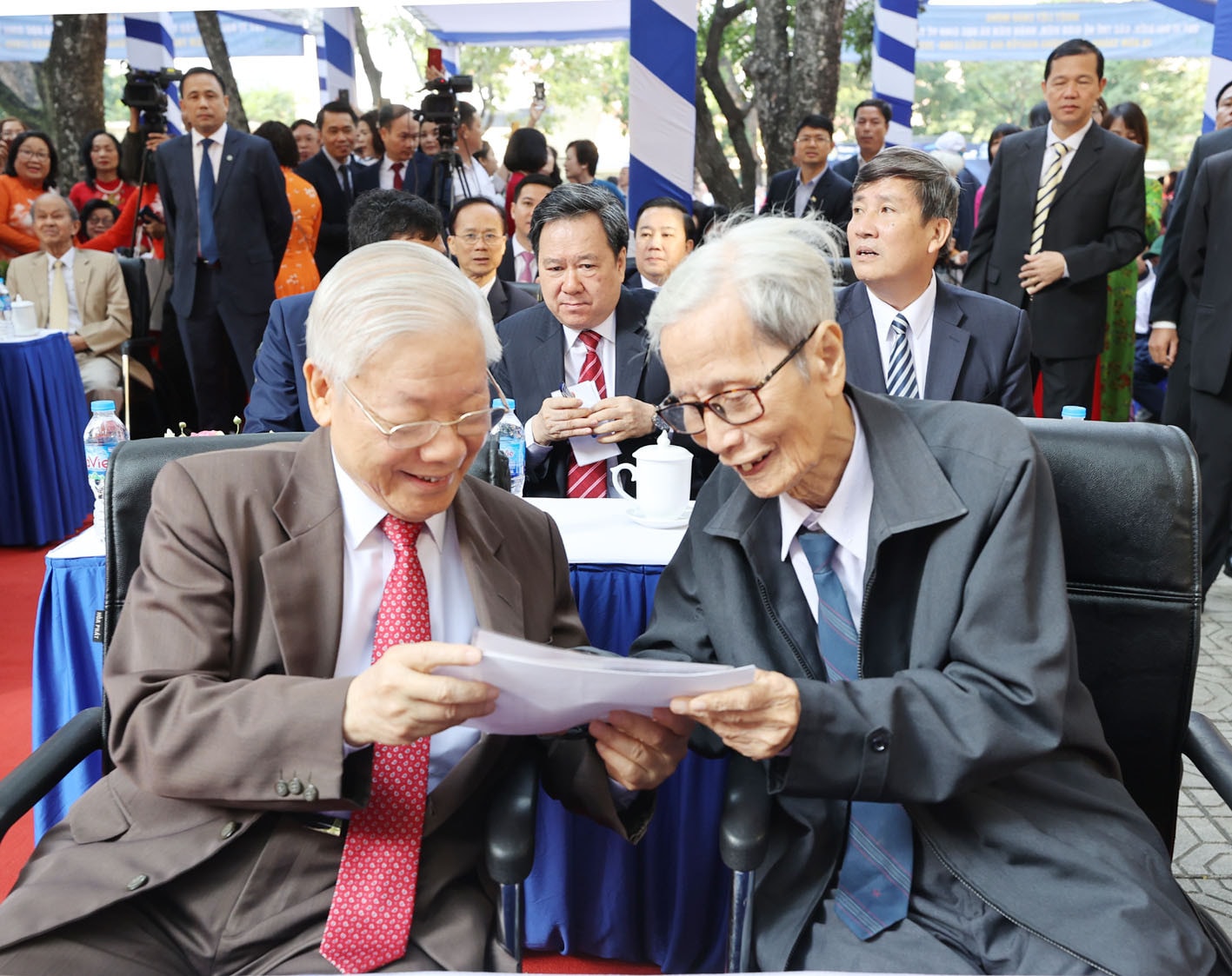 Tổng Bí thư, Chủ tịch Nước Nguyễn Phú Trọng, cựu học sinh nhà trường vui mừng nhớ lại kỷ niệm cùng Nhà giáo Lê Đức Giảng, nguyên Bí thư Chi bộ, giáo viên chủ nhiệm lớp 9B, 10B - Trường THPT Nguyễn Gia Thiều Ảnh: Trí Dũng