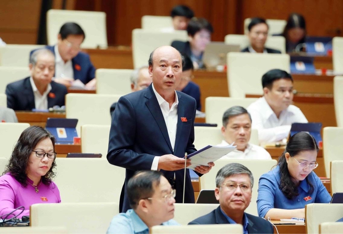 Đại biểu Lê Minh Chuẩn, Chủ tịch HĐTV Tập đoàn Công nghiệp Than - Khoáng sản Việt Nam, ĐBQH tỉnh thảo luận tại hội trường Ảnh: Lâm Hiển