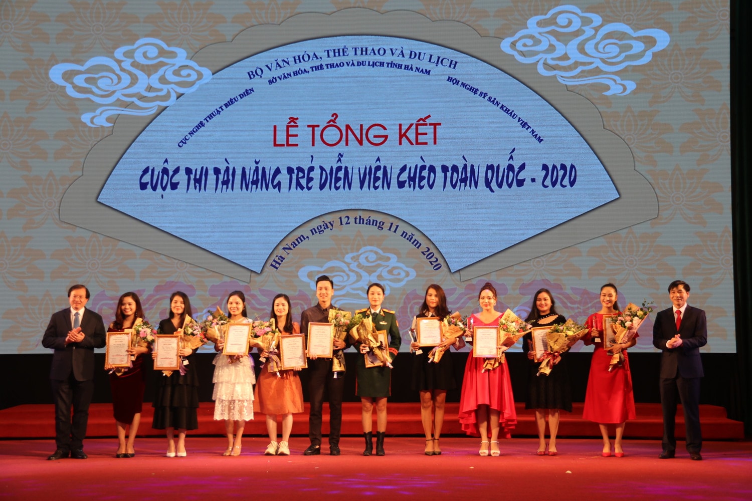Ban tổ chức trao Huy chương Vàng cho các thí sinh đoạt giải