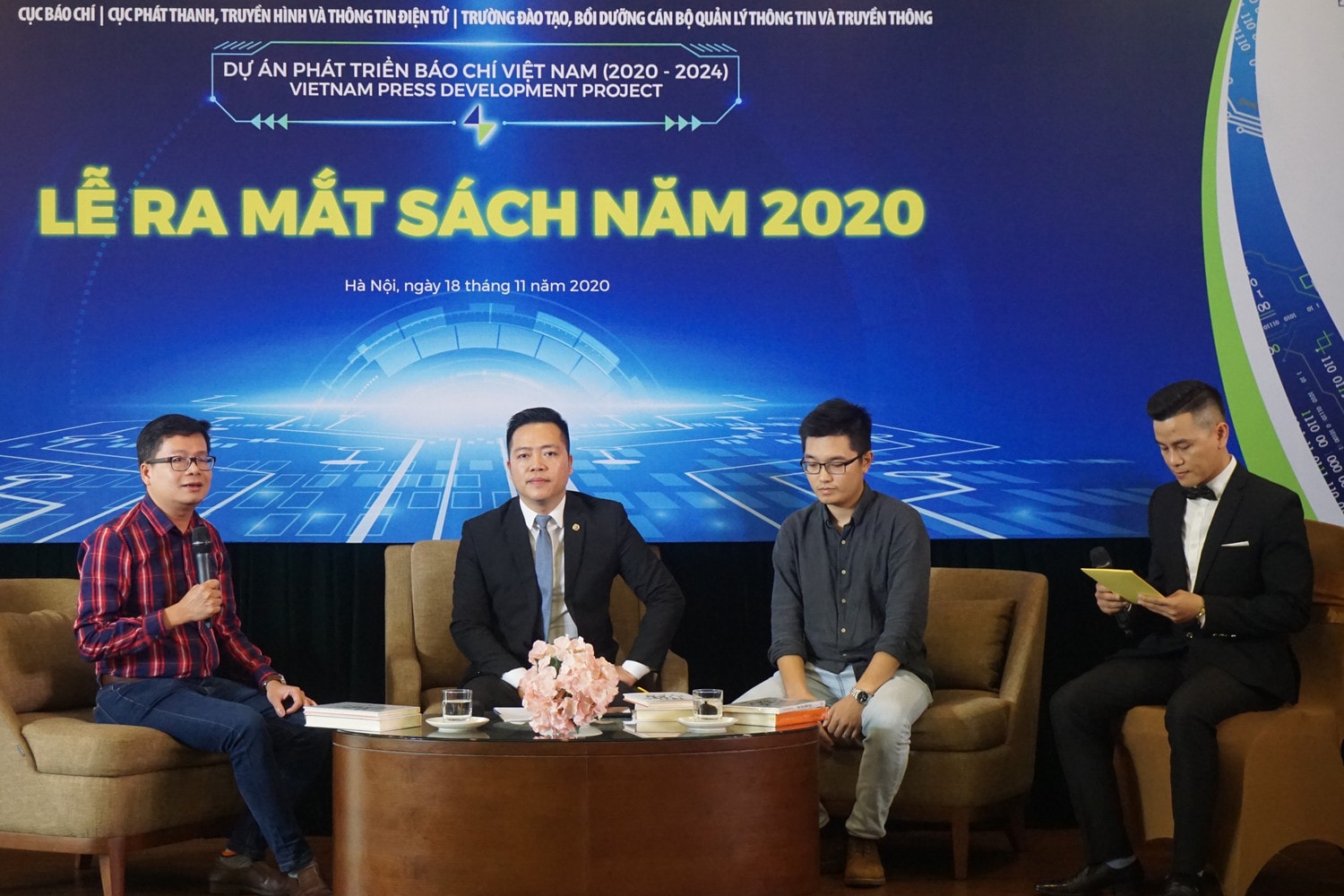 Tọa đàm nhân dịp ra mắt hai cuốn sách “Cẩm nang báo chí trực tuyến” của GS Paul Bradshaw và “Tin tức kiến tạo” của Ulrik Hageerup